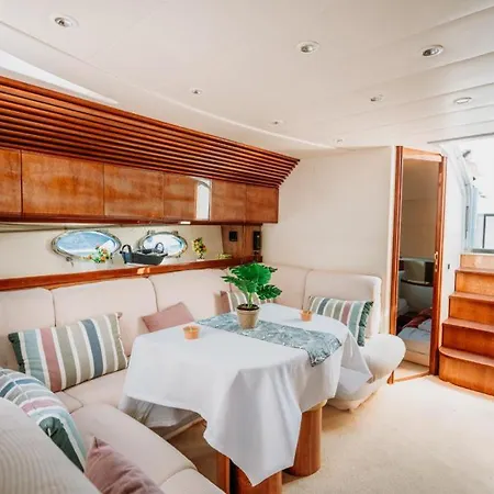 Bådhotel ***stay At Delux Motoryacht 52f/marina Shopping** *