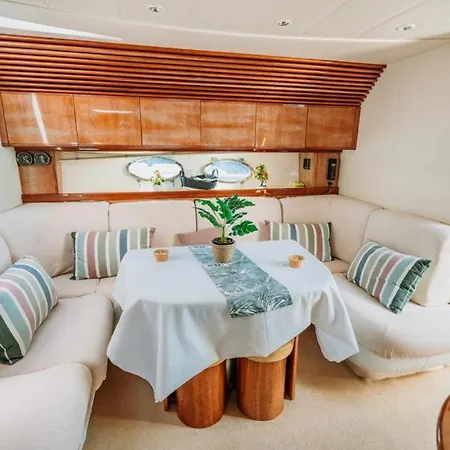 ***stay At Delux Motoryacht 52f/marina Shopping** Bådhotel