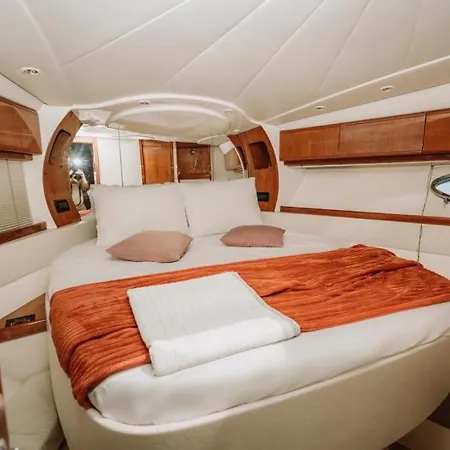 ***stay At Delux Motoryacht 52f/marina Shopping**