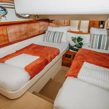 Bådhotel ***stay At Delux Motoryacht 52f/marina Shopping**
